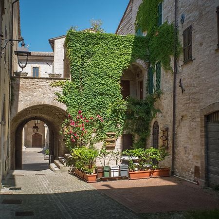Appartamenti Turistici Vicolo S. Chiara Sassoferrato Exterior foto